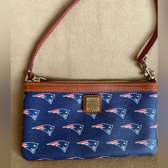 DOONEY & BOURKE NFL Patriots Football Team Fan Small Clutch Wristlet - Picture 2 of 9